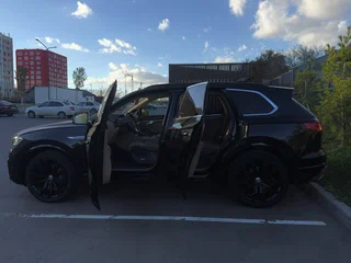 2018 Volkswagen Touareg III, чёрный, 4750000 рублей, вид 3