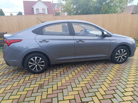 2017 Hyundai Solaris II, серый, 1300000 рублей - вид 2