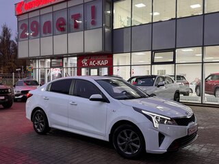2021 Kia Rio IV Рестайлинг, белый, 1550000 рублей, вид 1