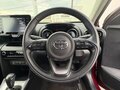 2023 Toyota Yaris IV, красный, 1540016 рублей - вид 3
