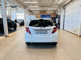 2015 Toyota Vitz III (XP130) Рестайлинг, белый, 929000 рублей, вид 5