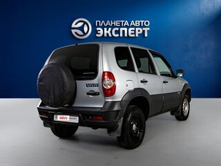 2017 Chevrolet Niva I Рестайлинг, серебристый, 700000 рублей, вид 4