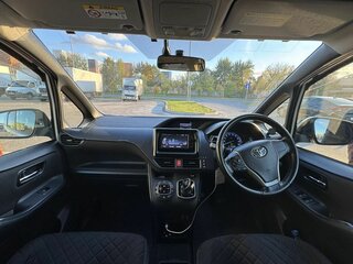 2014 Toyota Voxy III (R80), серебристый, 2050000 рублей, вид 5