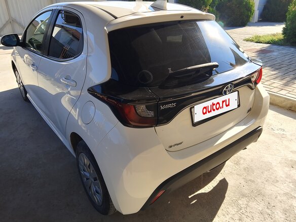 2020 Toyota Yaris IV, белый, 1350000 рублей - вид 3