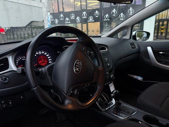 2017 Kia Ceed II Рестайлинг, белый, 1240000 рублей - вид 10