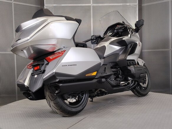2025 Honda GL 1800 Gold Wing, серебристый, 3249000 рублей - вид 7