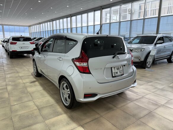 2020 Nissan Note e-Power II Рестайлинг, серебристый, 1300000 рублей - вид 7