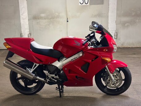1999 Honda VFR 800, красный, 450000 рублей, вид 1