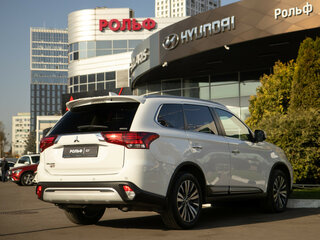 2020 Mitsubishi Outlander III Рестайлинг 3, белый, 2678000 рублей, вид 4