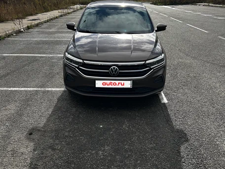 2020 Volkswagen Polo VI, коричневый, 1690000 рублей, вид 2