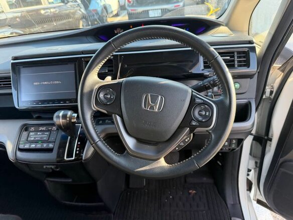 2018 Honda Stepwgn Spada V Рестайлинг, белый, 1610000 рублей - вид 9