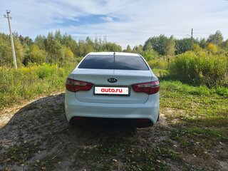 2013 Kia Rio 4-speed III, белый, 550000 рублей, вид 4