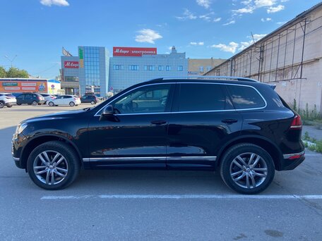 2017 Volkswagen Touareg II Рестайлинг, чёрный, 3900000 рублей, вид 4