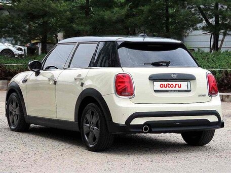 2022 Mini Hatch Cooper III (F55/F56) Рестайлинг 2, бежевый, 2170000 рублей, вид 3