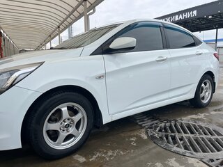 2015 Hyundai Solaris I Рестайлинг, белый, 800000 рублей, вид 4