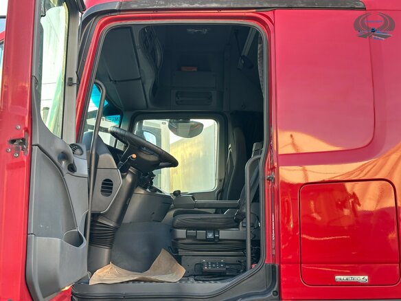 2017 Mercedes-Benz Actros, красный, 4200000 рублей - вид 15