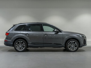 2024 Audi Q7 45 TFSI II (4M) Рестайлинг 2, серый, 8950000 рублей, вид 4