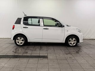 2016 Toyota Passo III, белый, 750000 рублей, вид 3