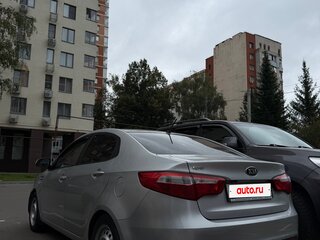 2013 Kia Rio 5-speed III, серебристый, 650000 рублей, вид 3
