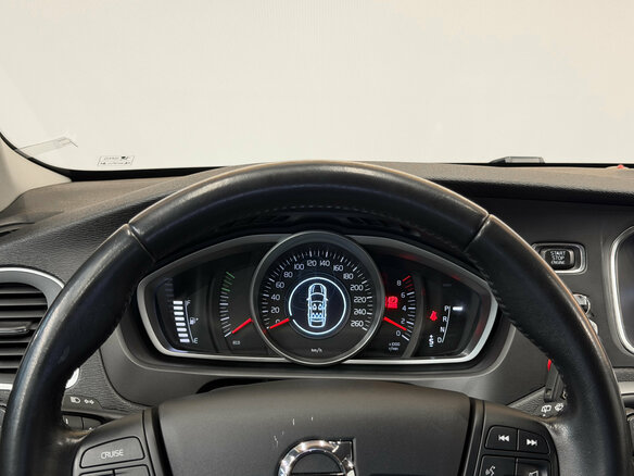 2017 Volvo V40 Cross Country I Рестайлинг, красный, 1970000 рублей - вид 8