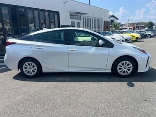 2022 Toyota Prius IV Рестайлинг (XW50), белый, 1600000 рублей, вид 4