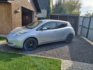2011 Nissan Leaf (EM61) I (ZE0/AZE0), серый, 900000 рублей, вид 2
