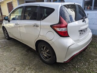 2017 Nissan Note e-Power II Рестайлинг, белый, 800000 рублей, вид 4