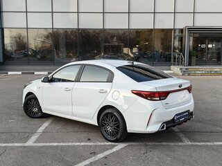 2021 Kia Rio IV Рестайлинг, белый, 1330000 рублей, вид 2