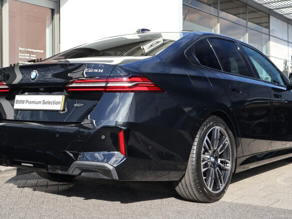 2026 BMW 5 серии 520i VIII (G60/G61/G68), чёрный, 7115000 рублей - вид 4