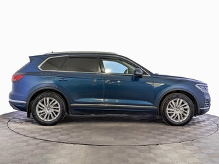 2018 Volkswagen Touareg III, синий, 3970000 рублей, вид 4