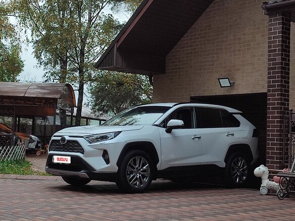 2022 Toyota RAV4 V (XA50), белый, 3880000 рублей