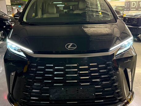 Lexus LM II