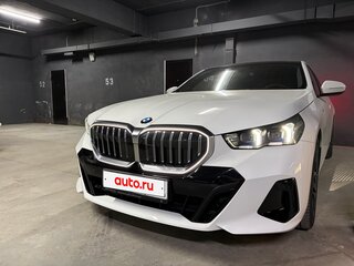 2024 BMW 5 серии 520i VIII (G60/G61/G68), белый, 6990000 рублей, вид 1
