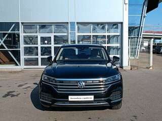 2019 Volkswagen Touareg III, чёрный, 3730000 рублей, вид 3