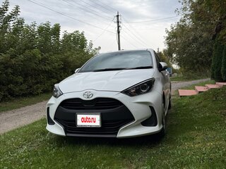 2021 Toyota Yaris IV, белый, 1050000 рублей, вид 3