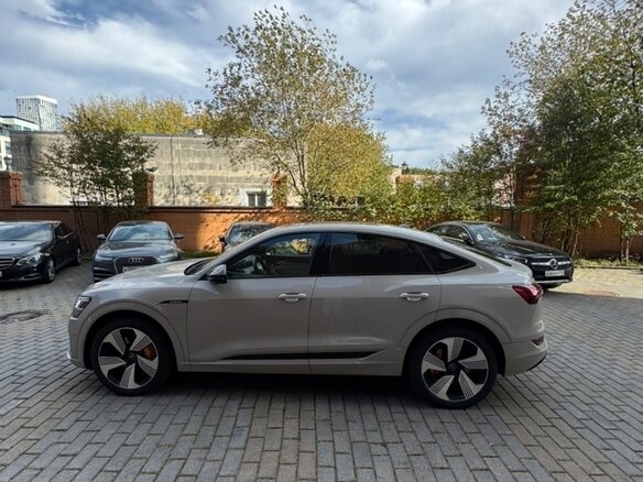 2021 Audi e-tron Sportback 55 I, серый, 6400000 рублей - вид 4