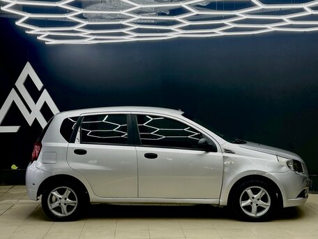 2009 Chevrolet Aveo I Рестайлинг, серебристый, 380000 рублей, вид 3