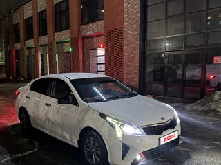 2021 Kia Rio IV Рестайлинг, серый, 1050000 рублей, вид 4