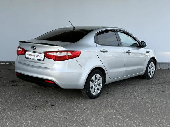 2013 Kia Rio III, серебристый, 760000 рублей - вид 4