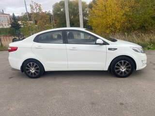 2014 Kia Rio 4-speed III, белый, 900000 рублей, вид 2