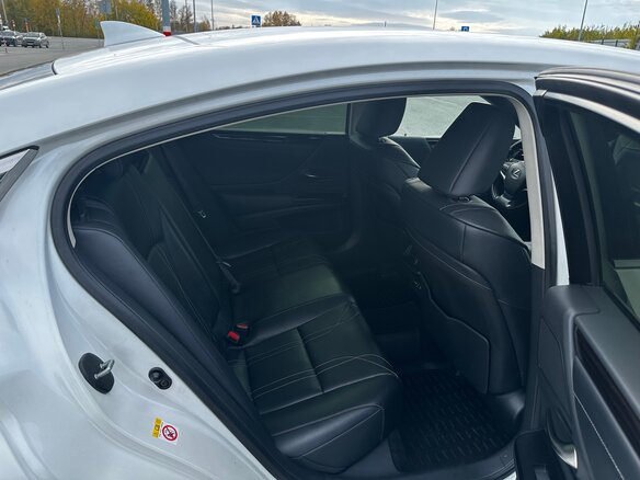2018 Lexus ES 250 VII, белый, 4250000 рублей - вид 15
