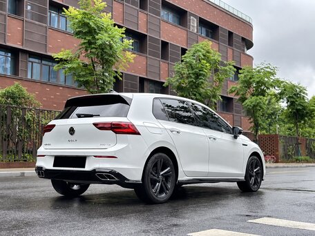 2023 Volkswagen Golf VIII, белый, 1920000 рублей, вид 4