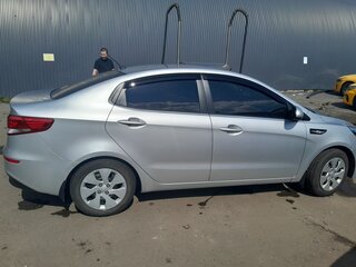 2015 Kia Rio III Рестайлинг, серебристый, 900000 рублей, вид 2