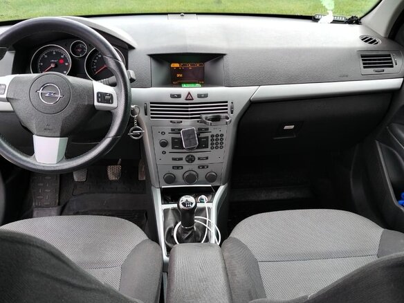 2009 Opel Astra H Рестайлинг, чёрный, 700000 рублей - вид 2