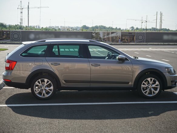 2014 Skoda Octavia Scout III (A7), бежевый, 1930000 рублей - вид 9