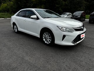 2017 Toyota Camry VII (XV50) Рестайлинг, белый, 2100000 рублей, вид 3