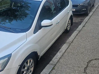 2010 Ford Focus II Рестайлинг, белый, 282000 рублей, вид 3