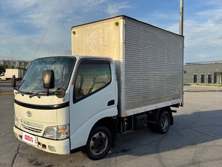 2002 Toyota Dyna, белый, 1450000 рублей, вид 1