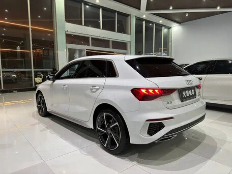 2023 Audi A3 Sportback 35 TFSI IV (8Y), белый, 1650000 рублей, вид 3