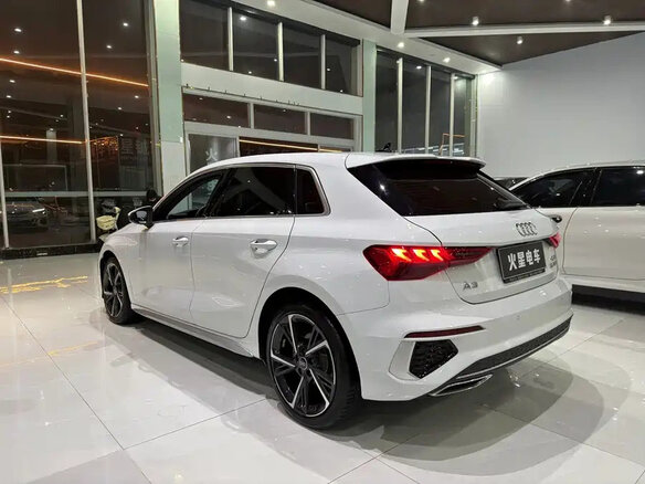 2023 Audi A3 Sportback 35 TFSI IV (8Y), белый, 1650000 рублей - вид 2